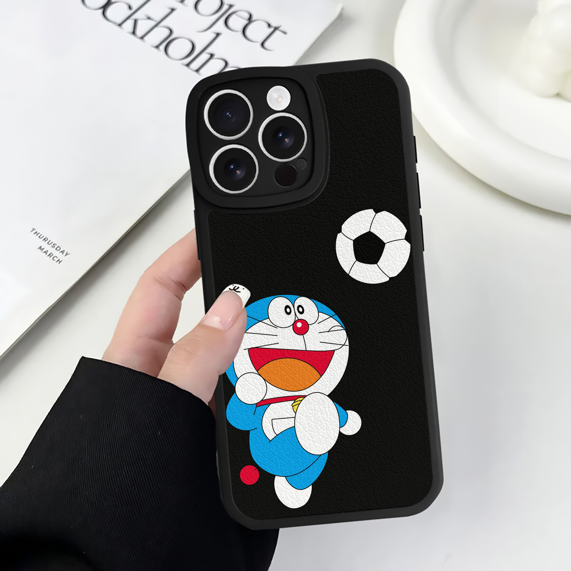 （画像用） ドラえもん Doraemon 【iPhone 16シリーズ対応】シリコンスマホケース（レザー調） 材質：シリコン